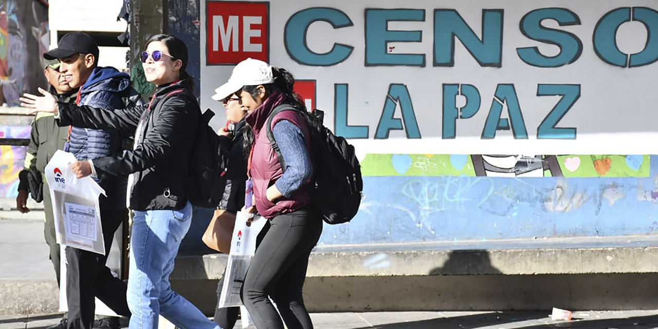 Mujeres censistas recorren los hogares del país.