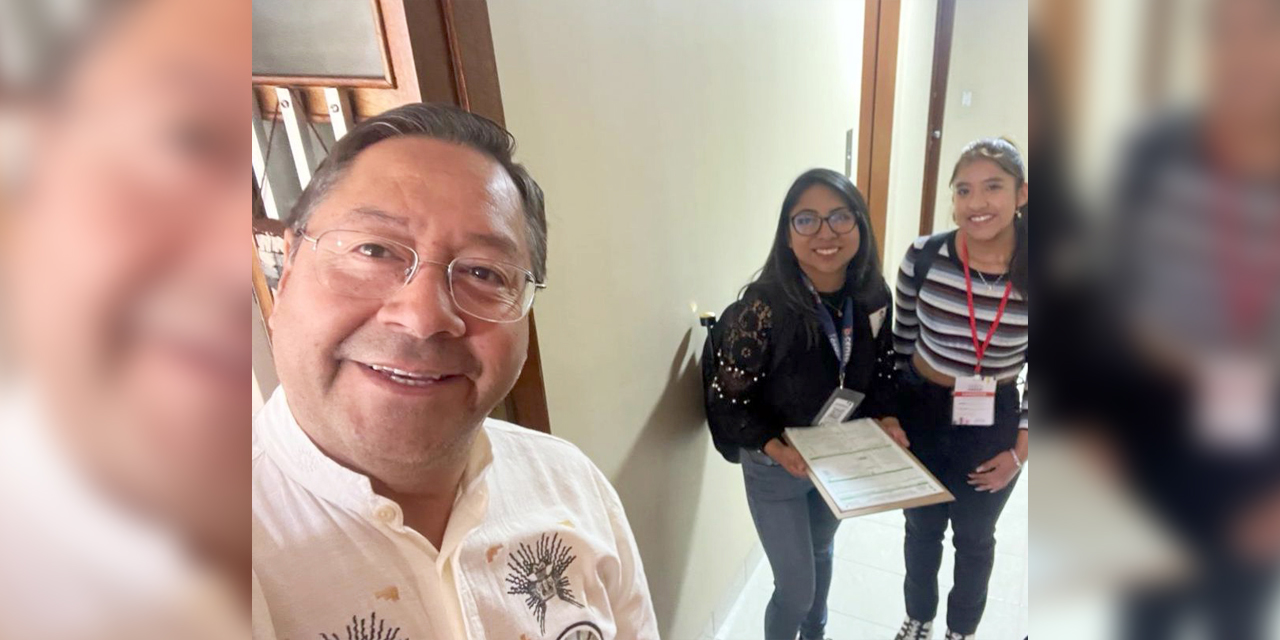 El presidente Luis Arce junto a las censistas voluntarias. Foto: Facebook Lucho Arce