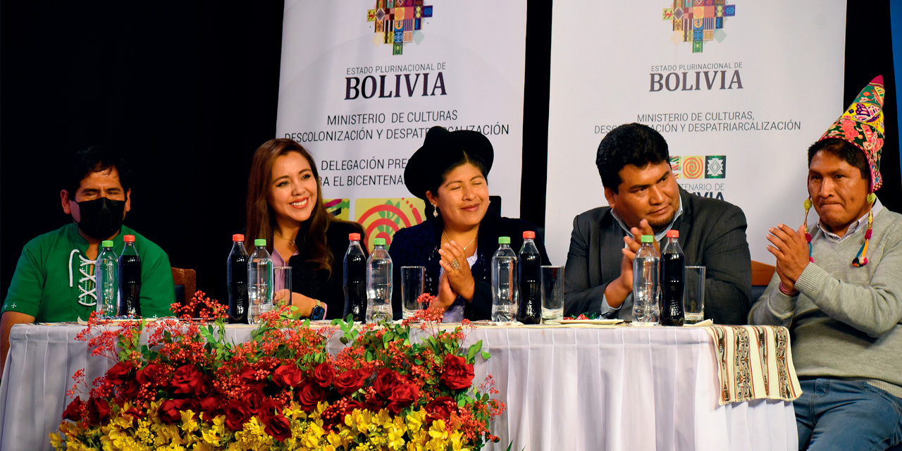 El Consejo Nacional del Bicentenario y la Delegación Presidencial para el Bicentenario, durante el acto del lanzamiento del Concurso Nacional de Reportajes periodísticos. Foto:  Gustavo Ticona