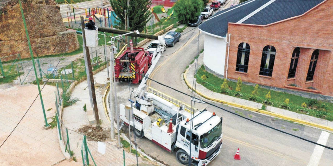 Personal de Delapaz en un trabajo de restablecimiento de suministro de energía. | Foto: Delapaz