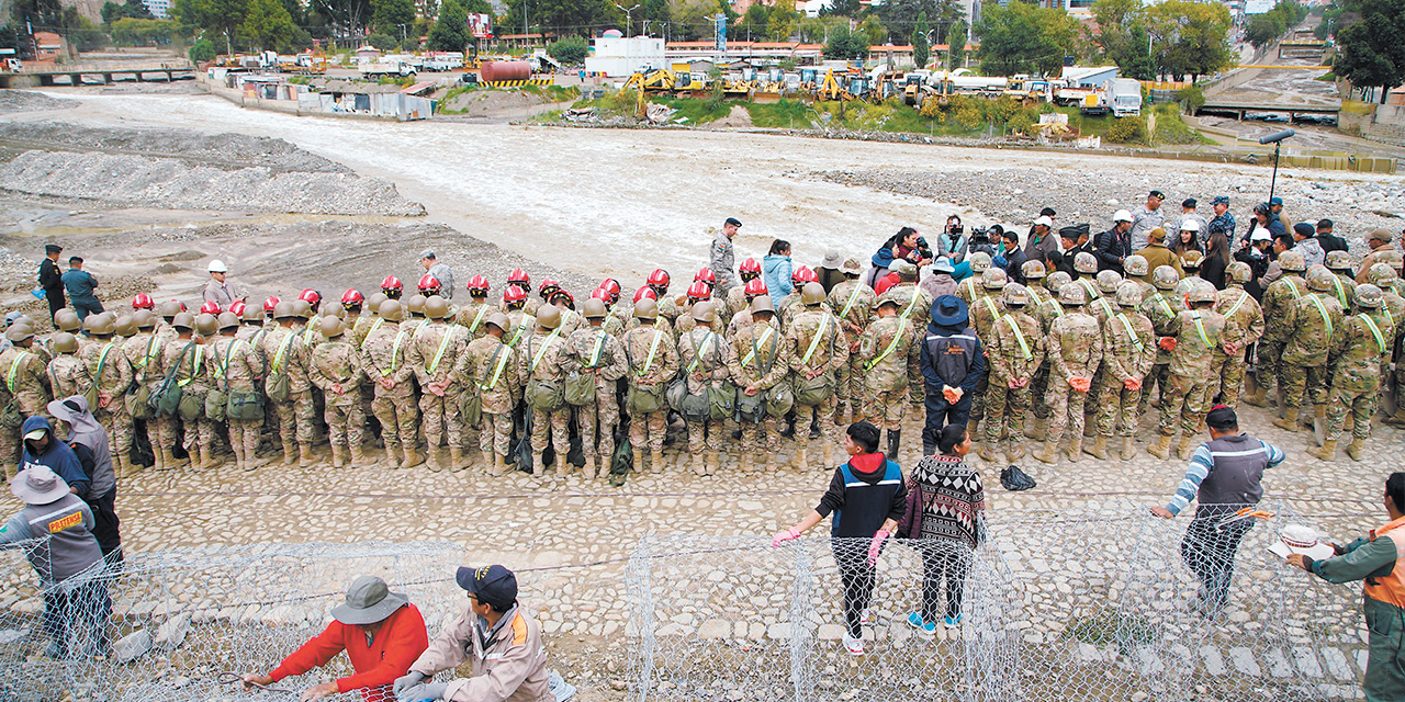 Miembros de las Fuerzas Armadas durante los trabajos en la zona Sur. Foto: Jorge Mamani