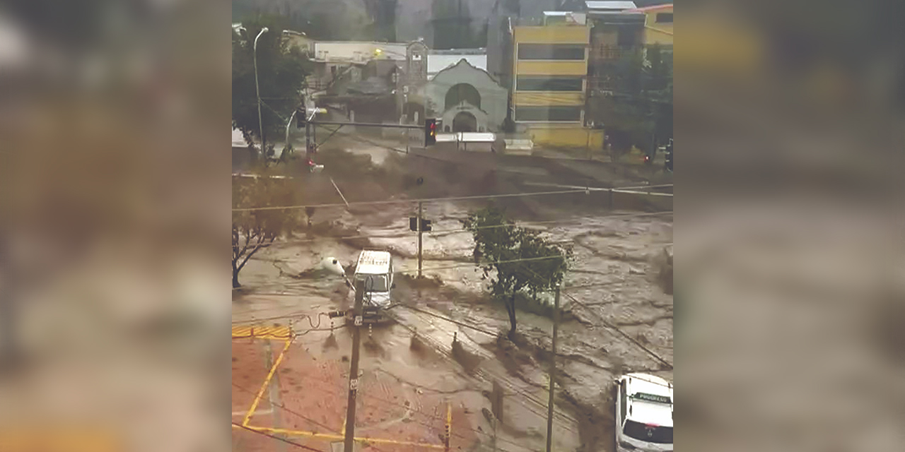 Calles completamente inundadas en la zona Sur de La Paz.