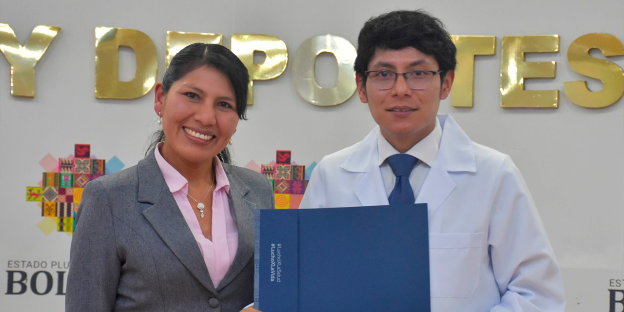 Profesionales capacitados reciben su certificación. Foto:  Ministerio de Salud