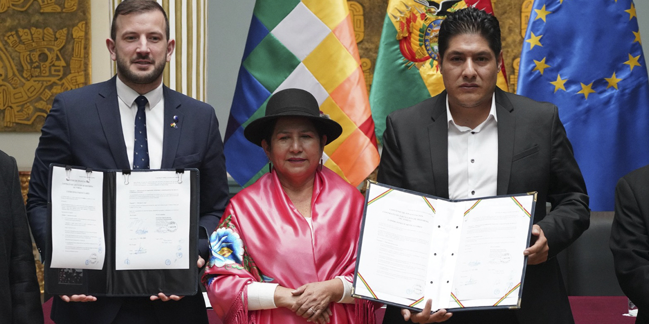 Autoridades estatales y representantes diplomáticos durante el evento oficial. 