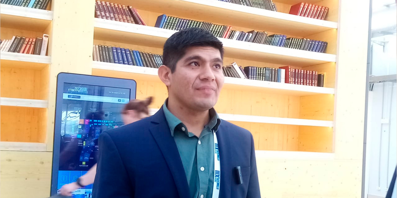 El profesional boliviano, Erlan Vásquez, becado en una universidad de Rusia. Foto: ABI.