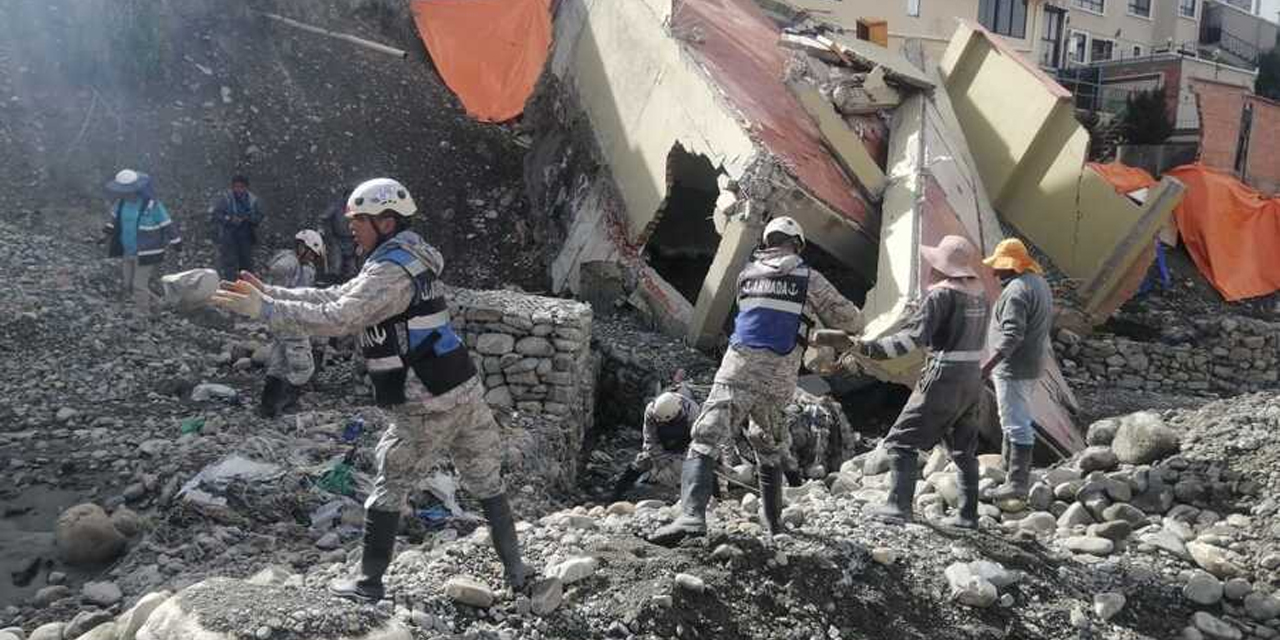 Deslizamiento de una vivienda en la zona sur de La Paz. Foto: Ejército