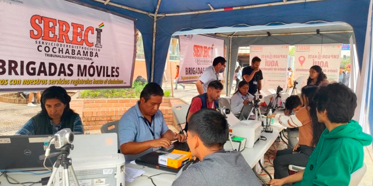 Técnicos del Serecí Cochabamba atienden a las y los ciudadanos. Foto. Fuente Directa