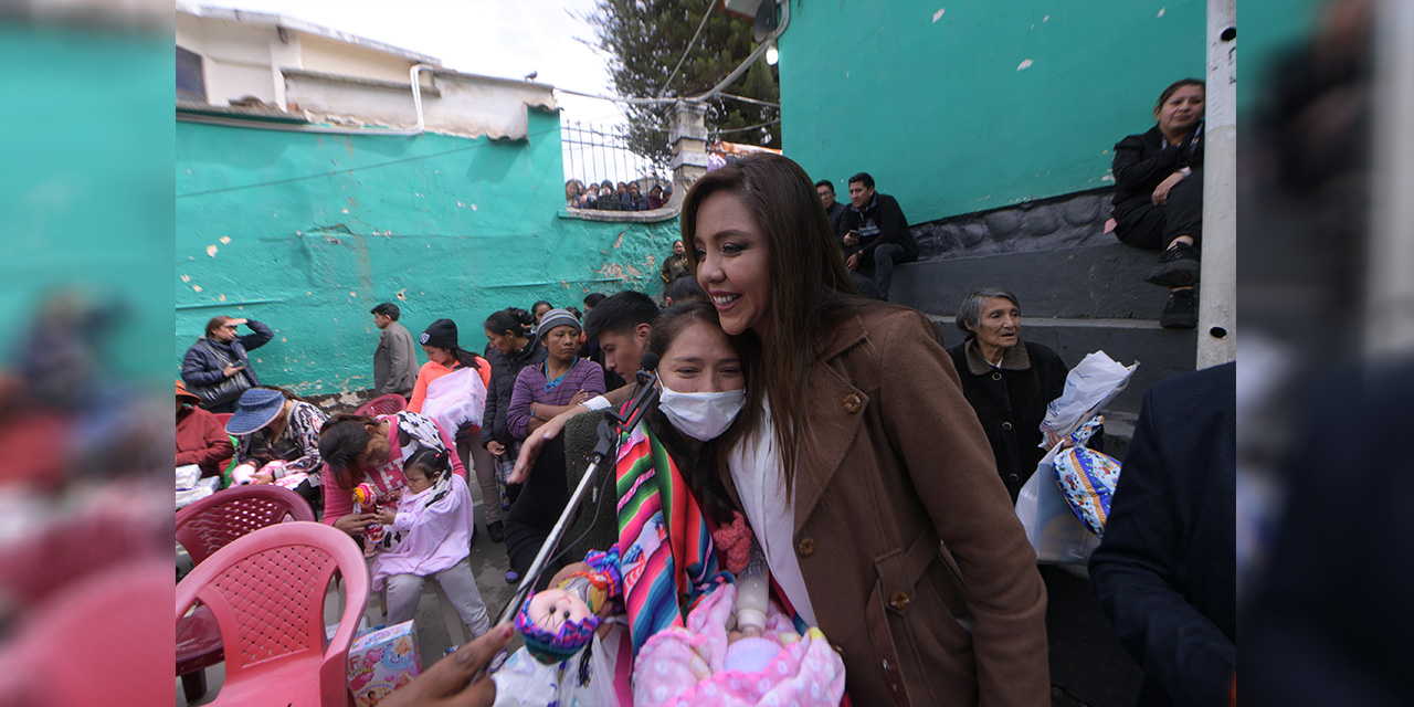 Viceministra Alcón agasaja a niños y reafirma compromiso de trabajo en su favor