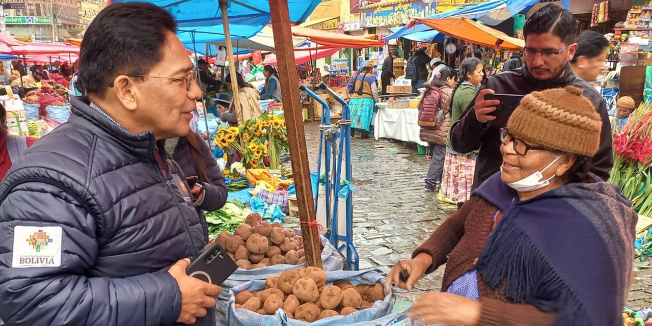 El viceministro Silva durante una inspección a un mercado de La Paz. Foto: VDC