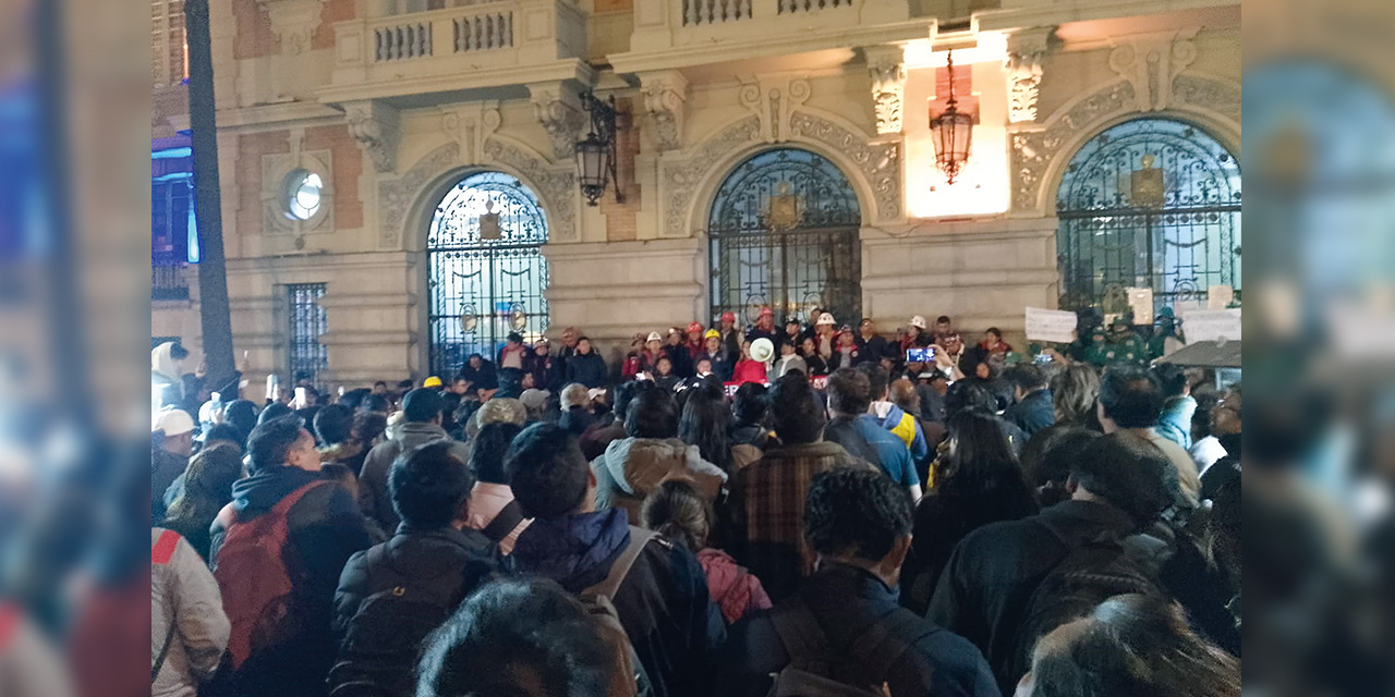 Funcionarios municipales durante un ampliado del sector. Foto: Ahora el Pueblo