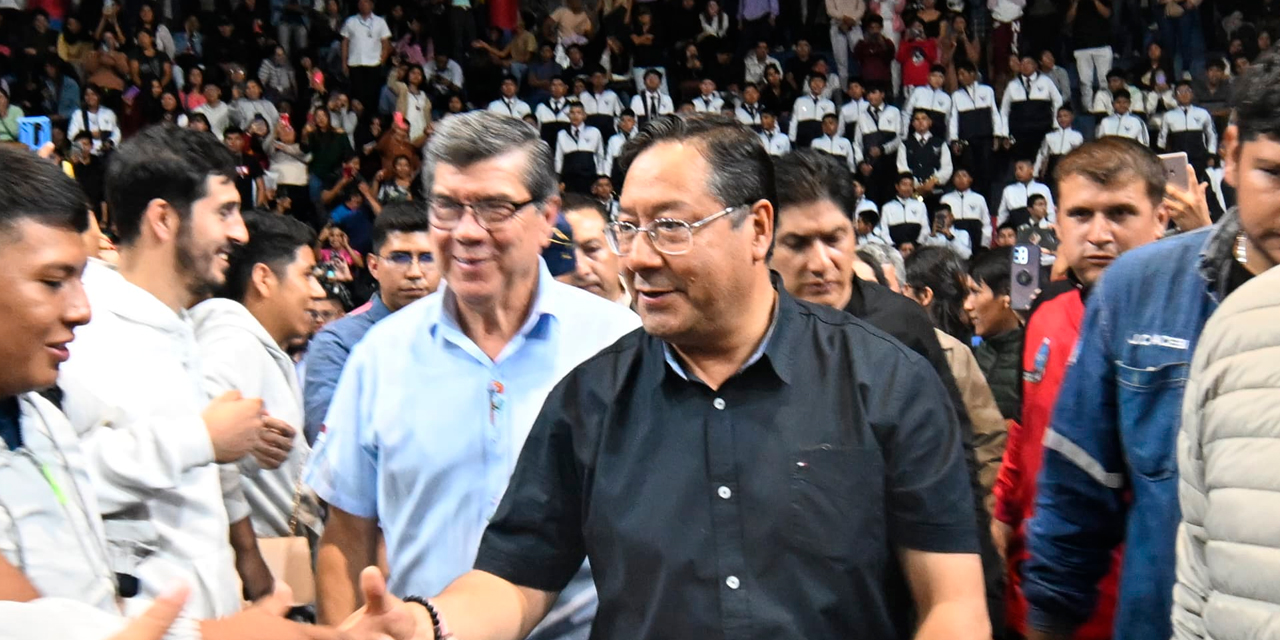 El presidente Luis Arce saluda a los participantes del Congreso Nacional de Universidades en Tarija. Foto: Comunicación Presidencial