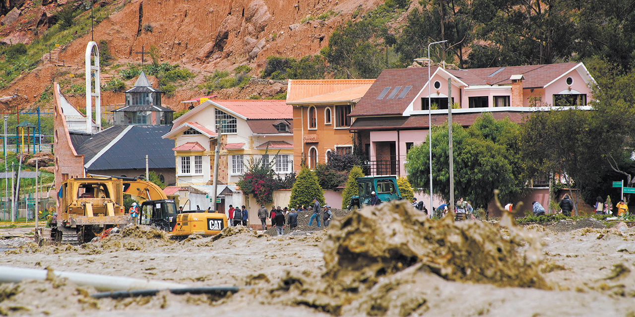 Maquinaria trabaja en Amor de Dios, uno de los barrios más afectados. Foto: Jorge Mamani