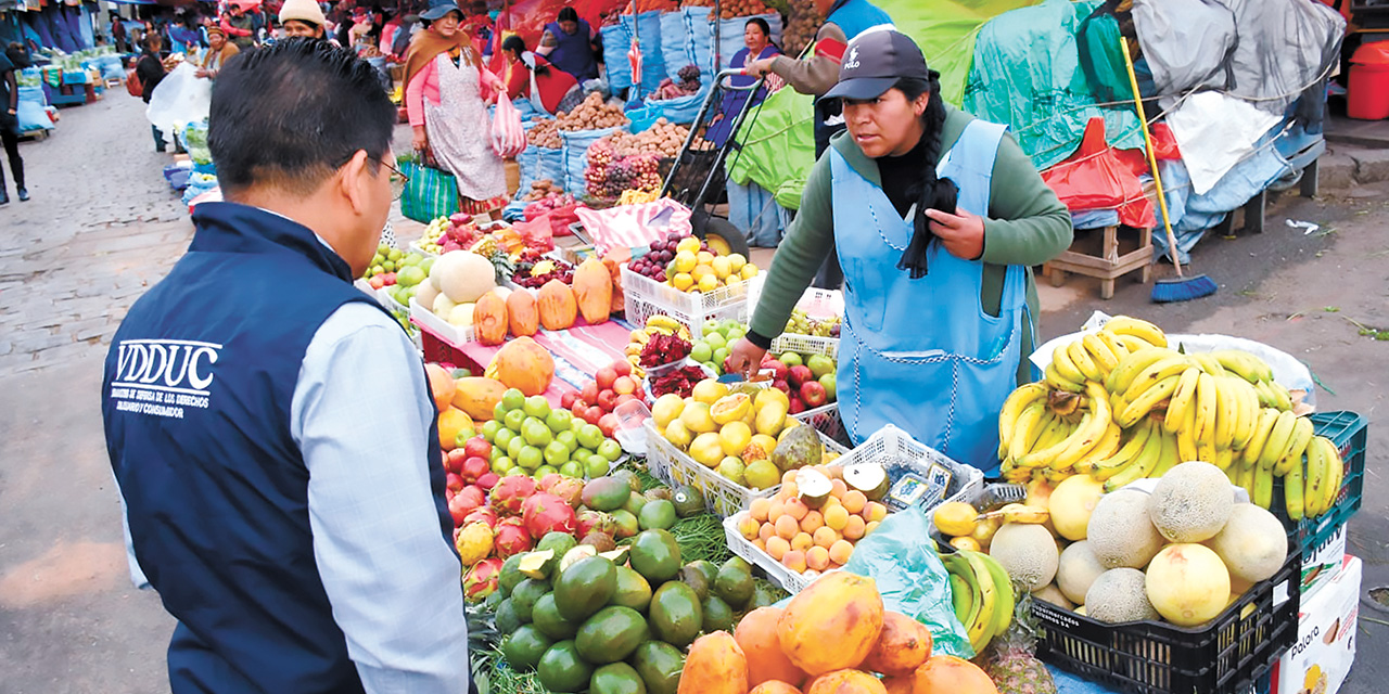 El operativo que ejecutó el viceministro Silva en el mercado Rodríguez de la ciudad de La Paz. Foto: Viceministerio de Defensa del Consumidor