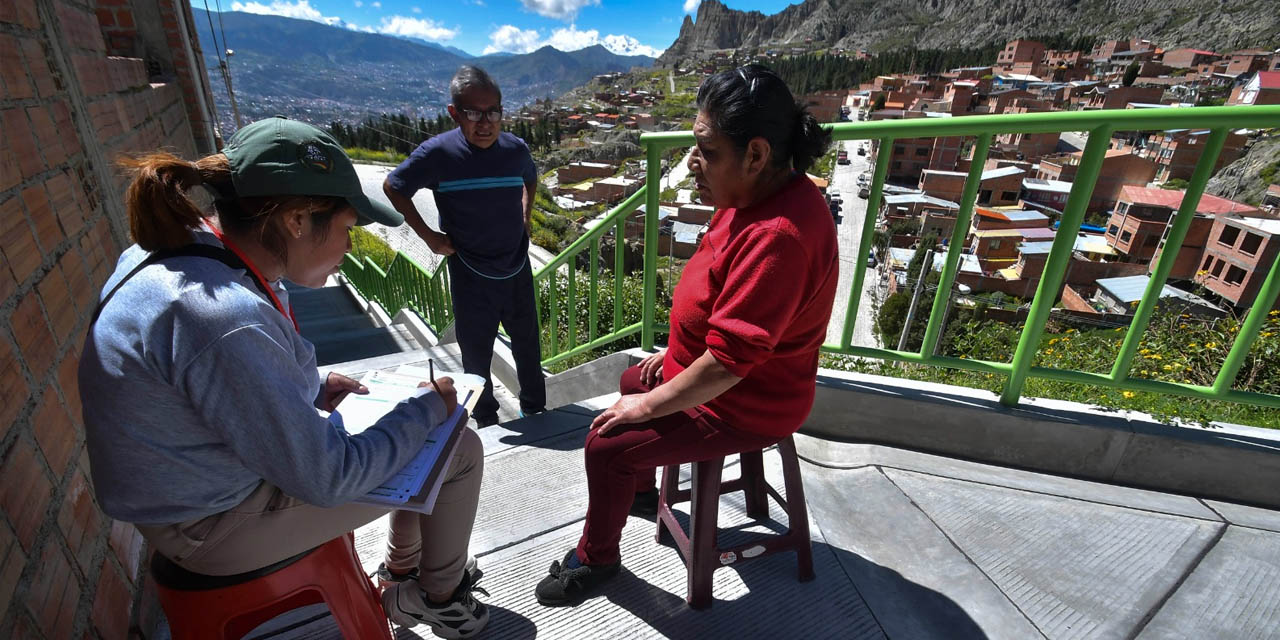 Una voluntaria desarrolla su trabajo en el Censo de Población y Vivienda.  | Foto: Archivo