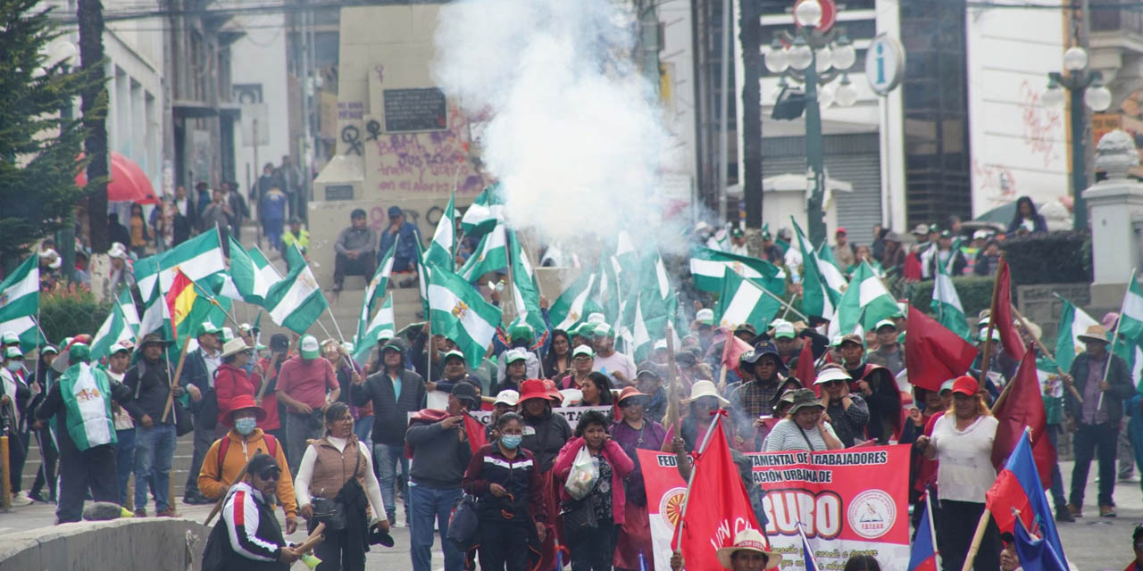 Maestros movilizados en La Paz. El sector está en contra del proyecto de Ley 035, entre otros pedidos.   | Foto: Jorge Mamani