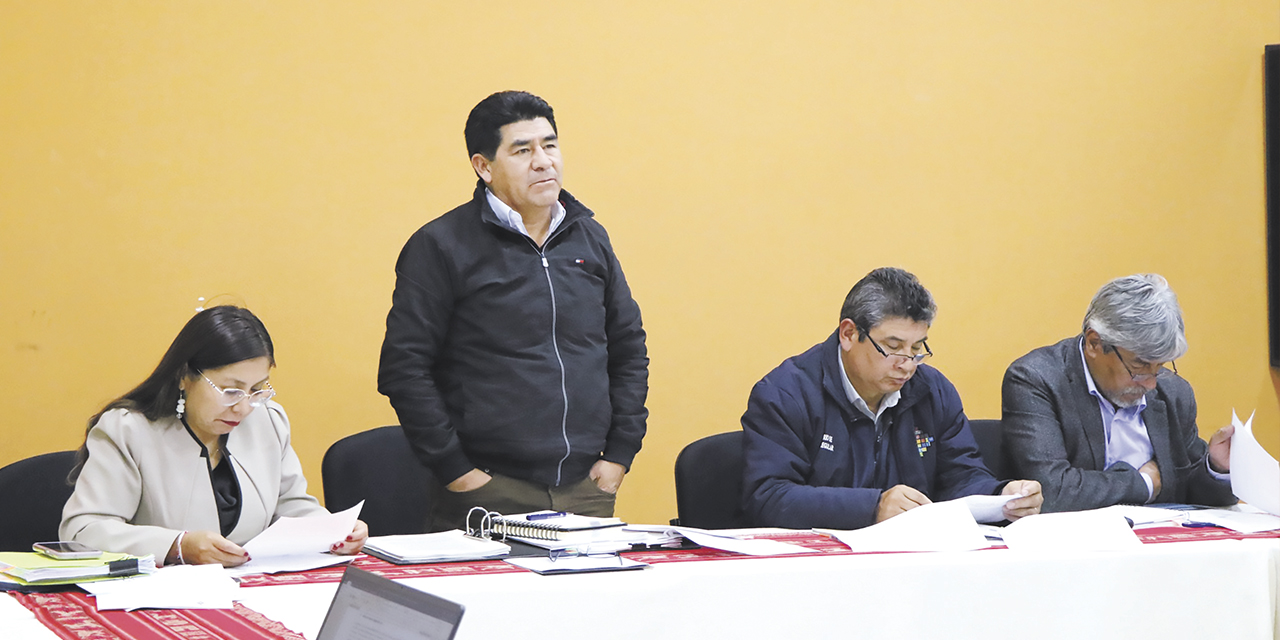 Autoridades de Estado durante la reunión con la COB.  | Foto: Ministerio de Educación