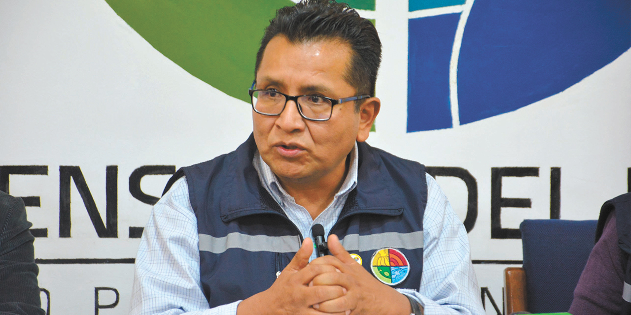 El defensor del pueblo Pedro Callisaya durante la conferencia de prensa. Foto:  Defensoría del Pueblo