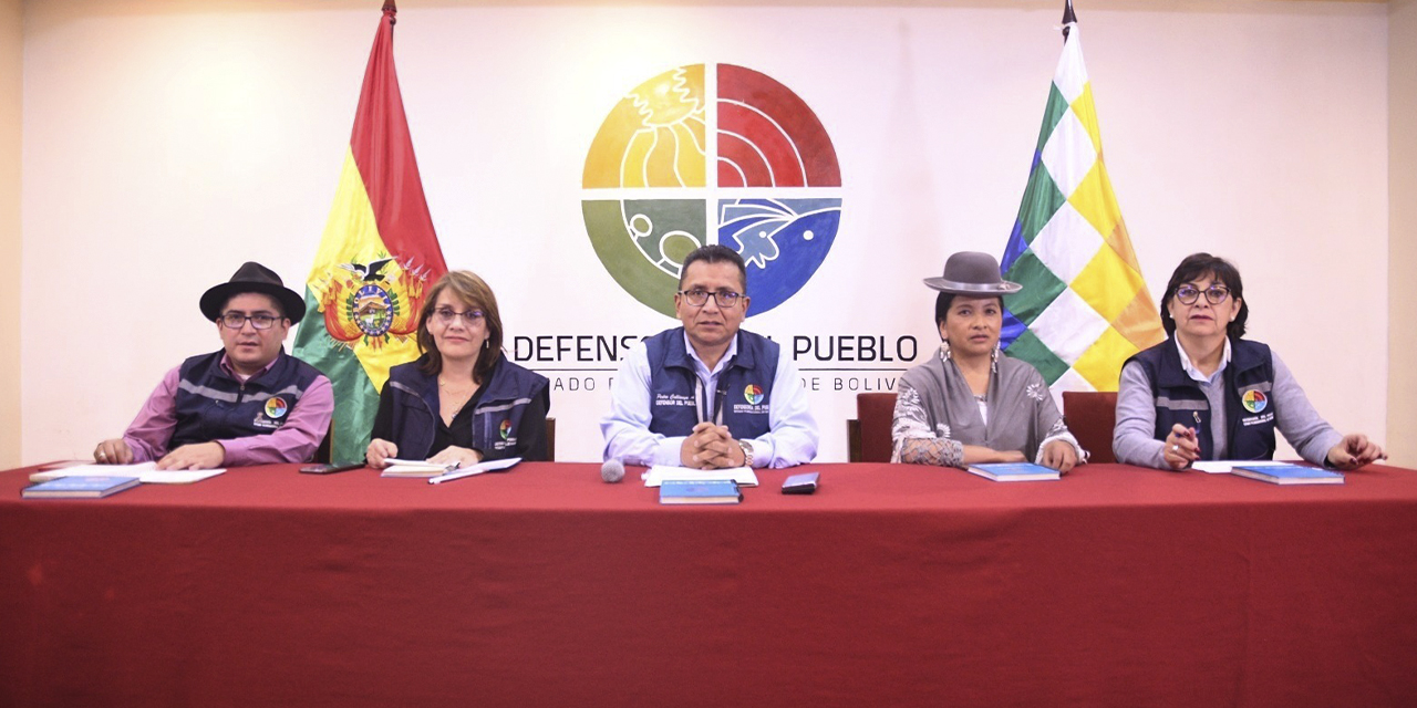 El defensor del pueblo Pedro Callisaya durante la culminación del trámite. 