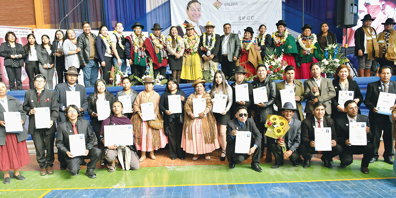 Autoridades estatales junto a la población que recibió su certificado. Foto: Ministerio de Educación