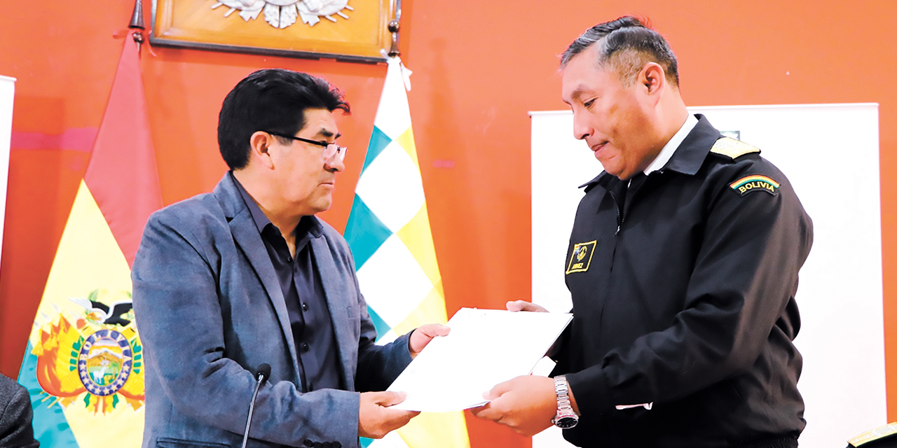 El ministro de Educación, Omar Véliz, y el comandante de la Armada Boliviana, Juan Arnés Salvador, durante el evento. Foto: Ministerio de Educación