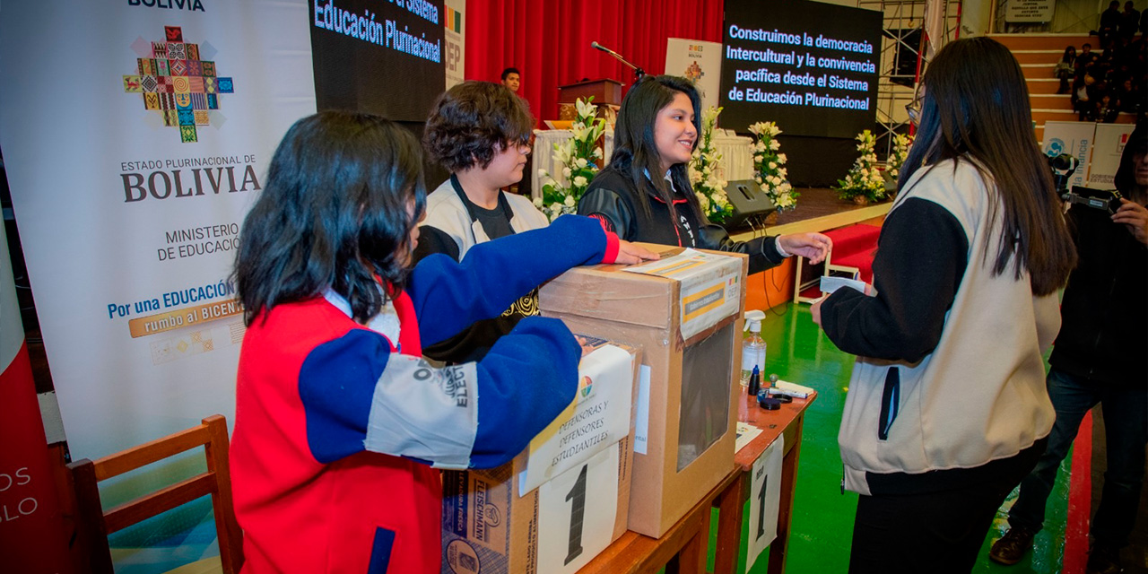 Estudiantes emiten su voto durante las elecciones. Foto: Defensoría del pueblo