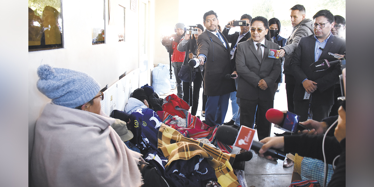 Los pacientes denuncian la falta de atención médica en el Hospital de Clínicas. | Foto: Jorge Mamani