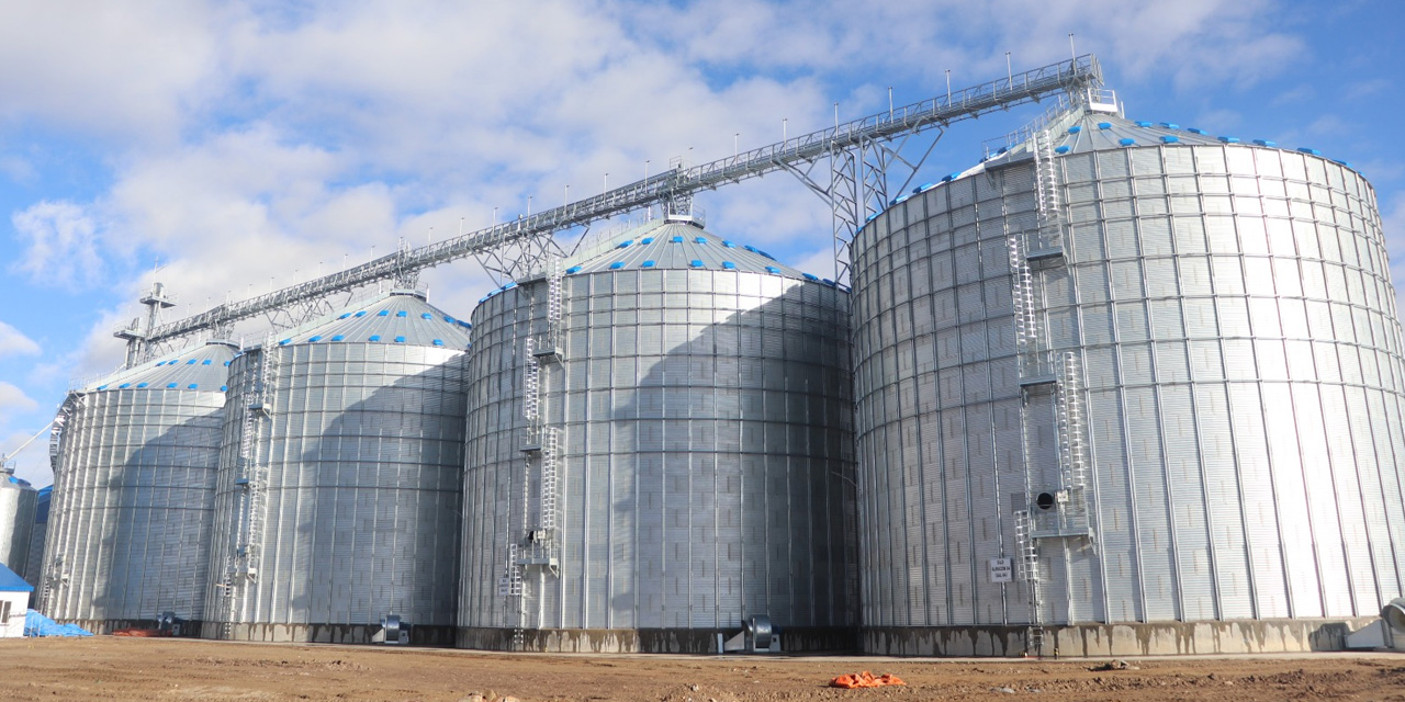 Silos de la nueva planta procesadora de granos en Viacha, La Paz. Foto: Emapa.