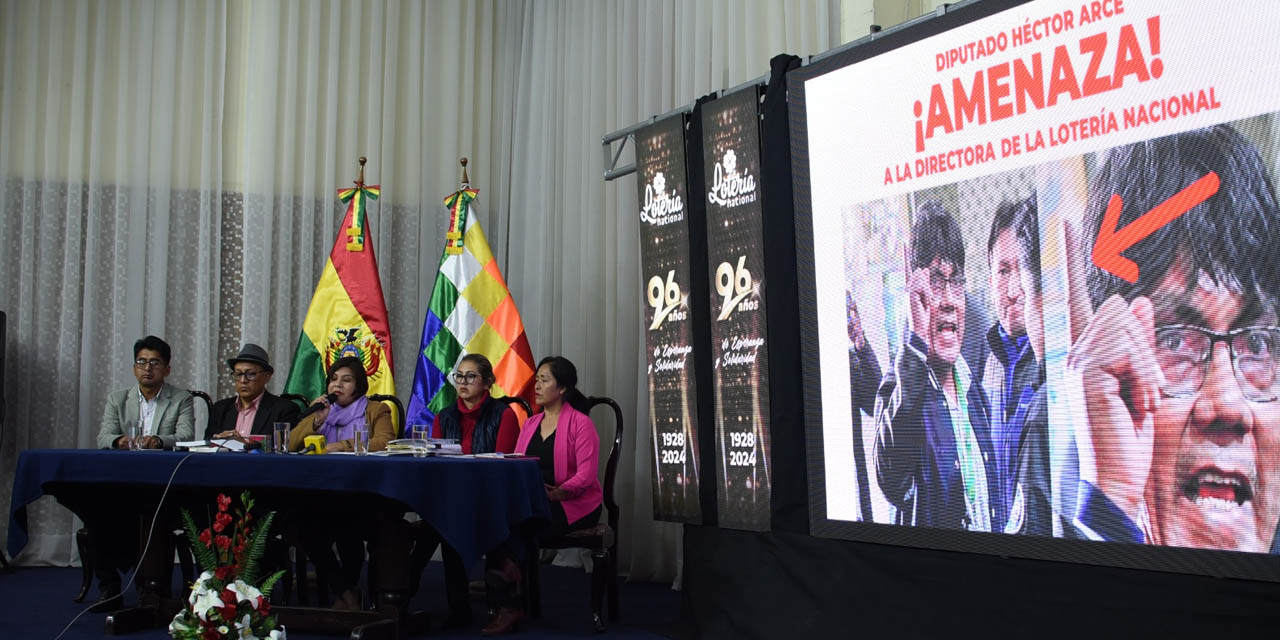 La Directora de la Lotería Nacional y sus colaboradores durante la denuncia contra el diputado Héctor Arce.  | Fotos: Gustavo Ticona