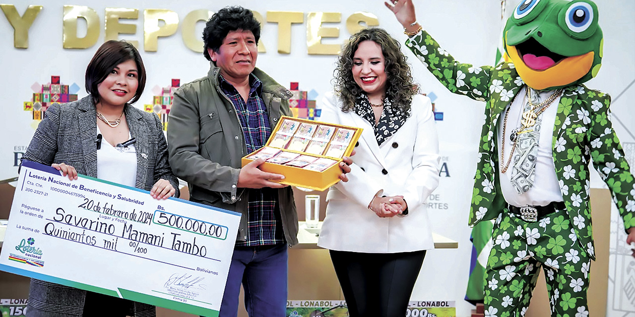 Autoridades en salud durante la entrega de un premio.  | Foto: RRSS