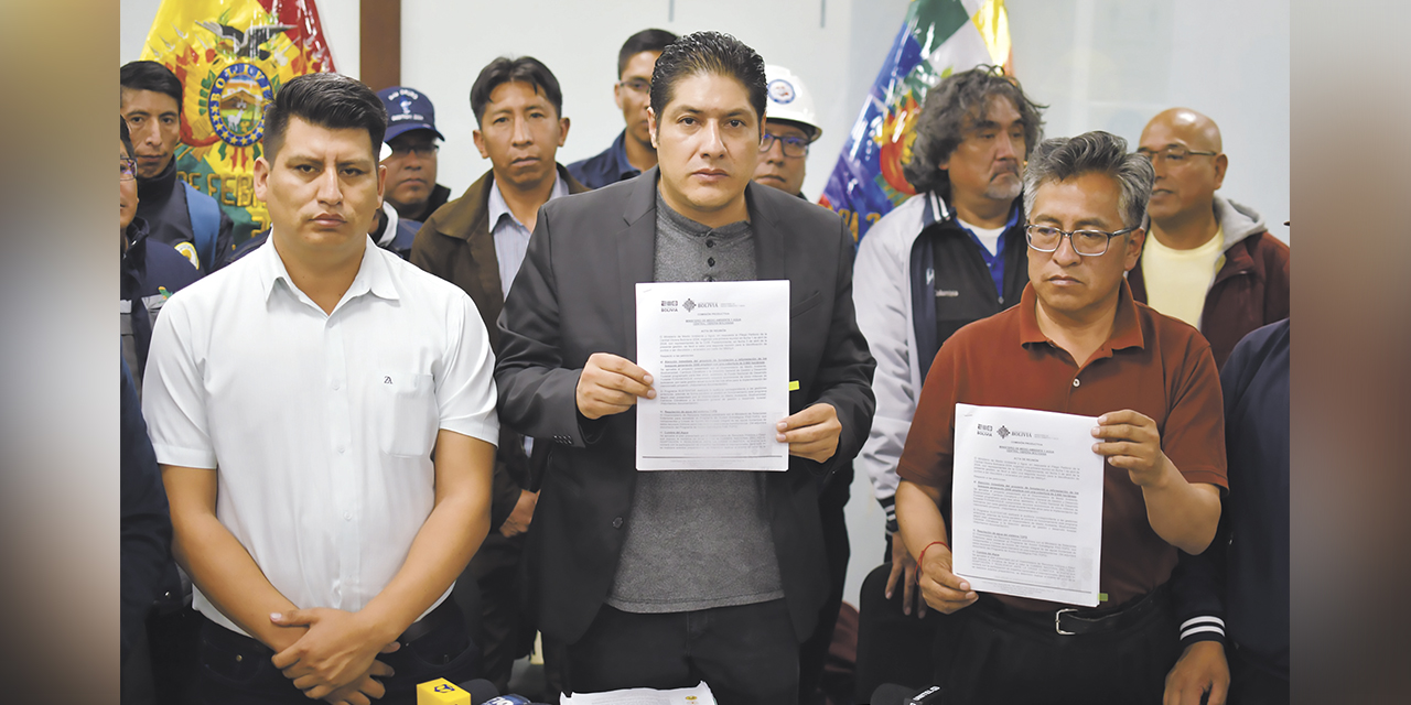 El ministro de MMyA, Alan Lisperguer, junto al representante de la COB Édgar Paredes.  | Foto: RRSS