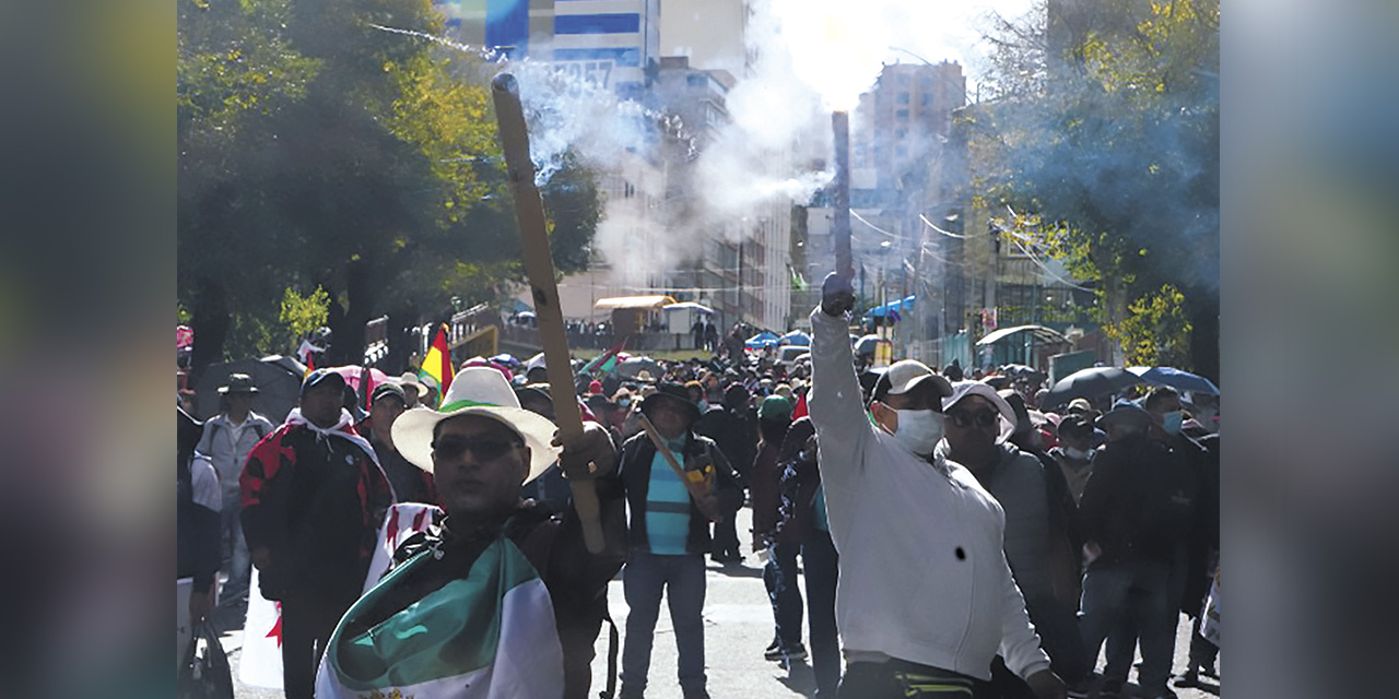 Protesta del magisterio en El Prado de la ciudad de La Paz, ayer. | Foto: Jorge Mamani