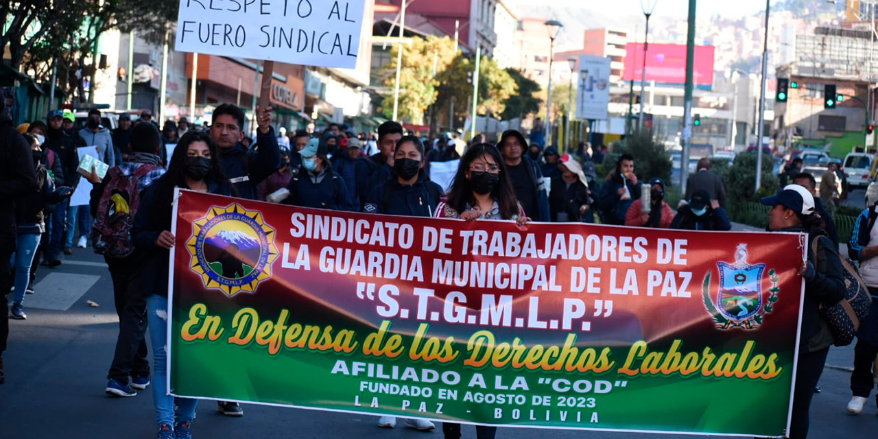 Funcionarios municipales bloquean varias calles de la ciudad de La Paz. Foto: Gustavo Ticona