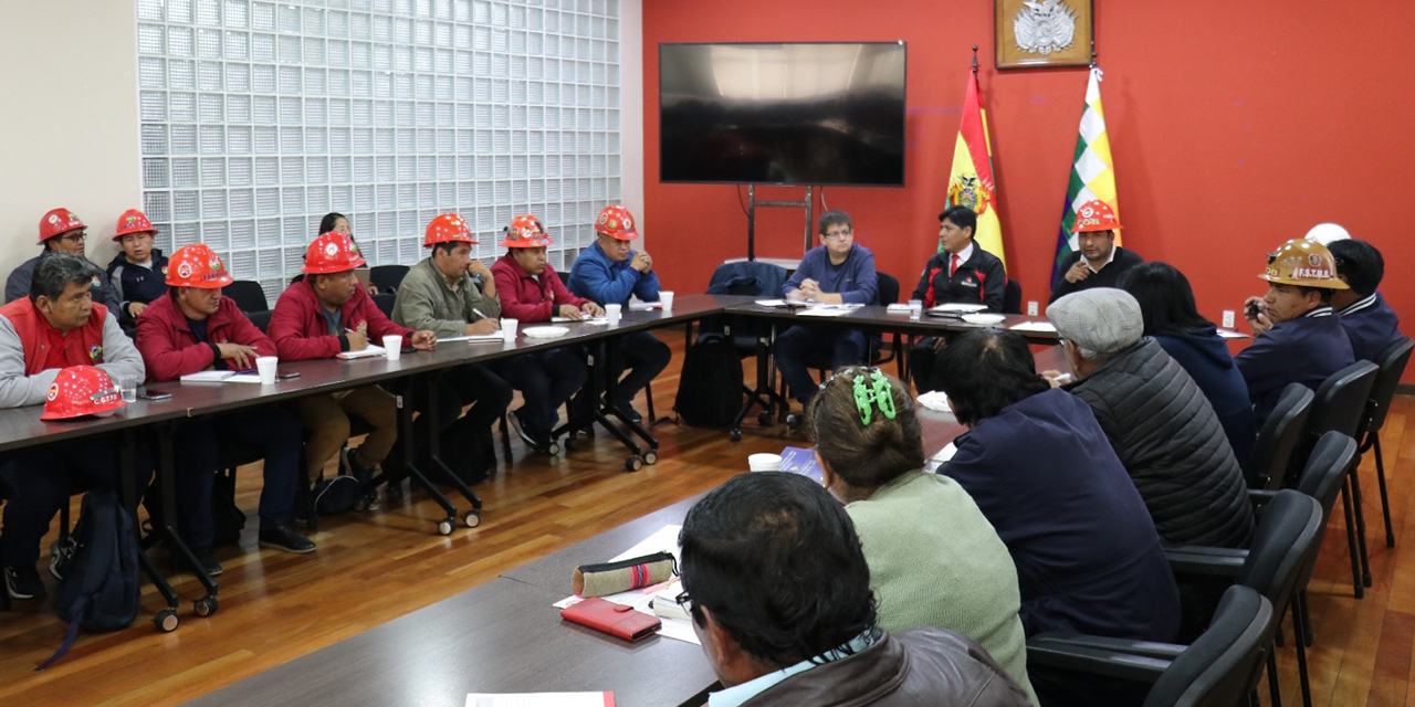 Autoridades ministeriales y representantes obreros durante la reunión. 