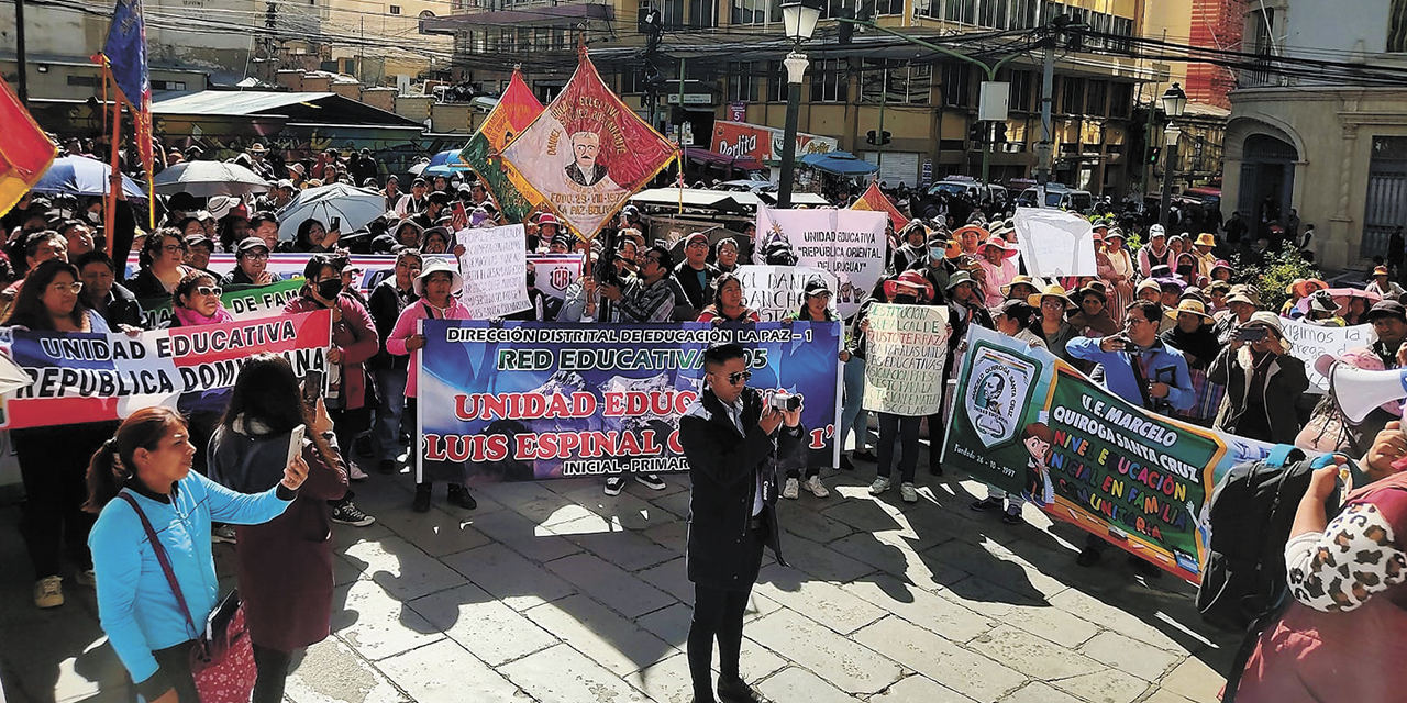 Padres de familia protestan en la alcaldía.  | Foto: Equipo Javier Escalier