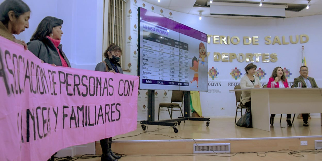 Autoridades ministeriales y líderes de agrupaciones de pacientes con cáncer, durante la conferencia de prensa.