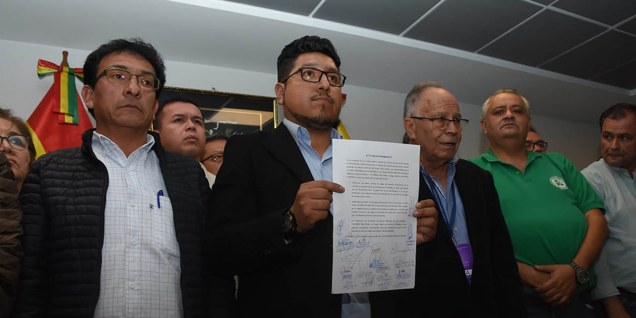 El diputado Omar Yujra expone el acta de entendimiento firmada con los médicos. | Foto: APG