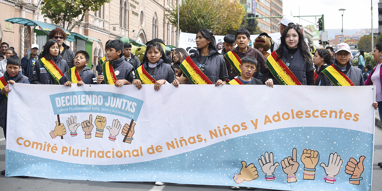 Miembros del Comité Plurinacional de la Niña, Niño y Adolescente durante una marcha para pedir respeto a sus derechos.  | Foto: Gustavo Ticona