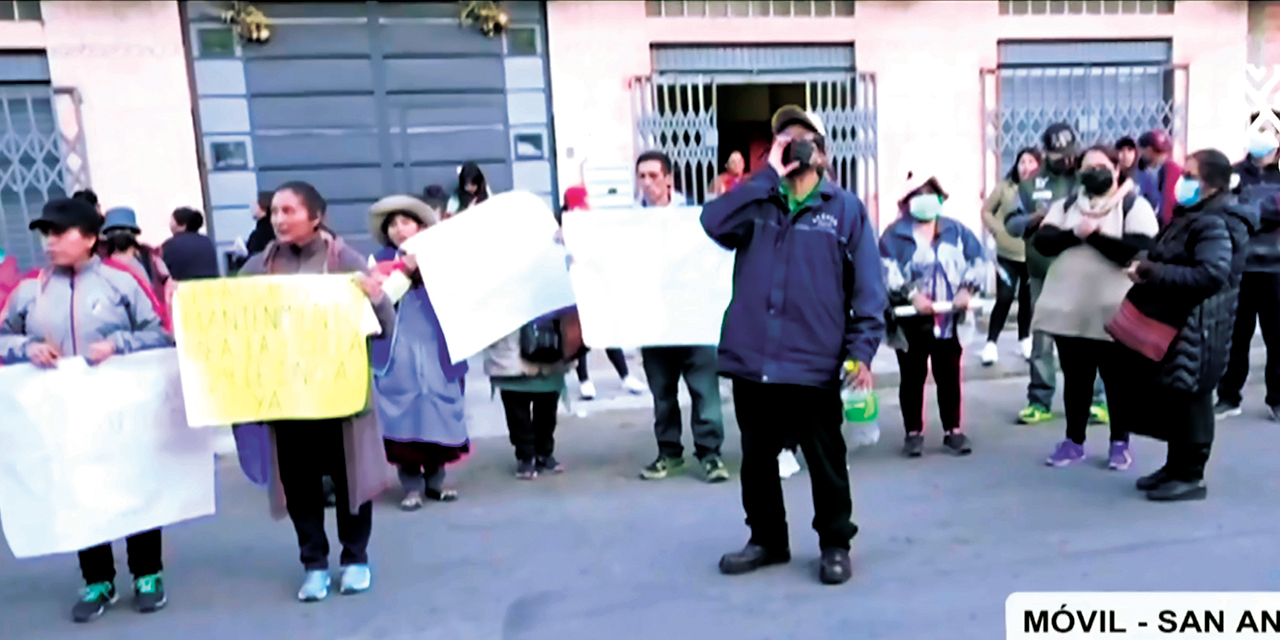 Padres de familia piden la renuncia de la subalcaldesa Gabriela Godoy. Foto: Captura de pantalla