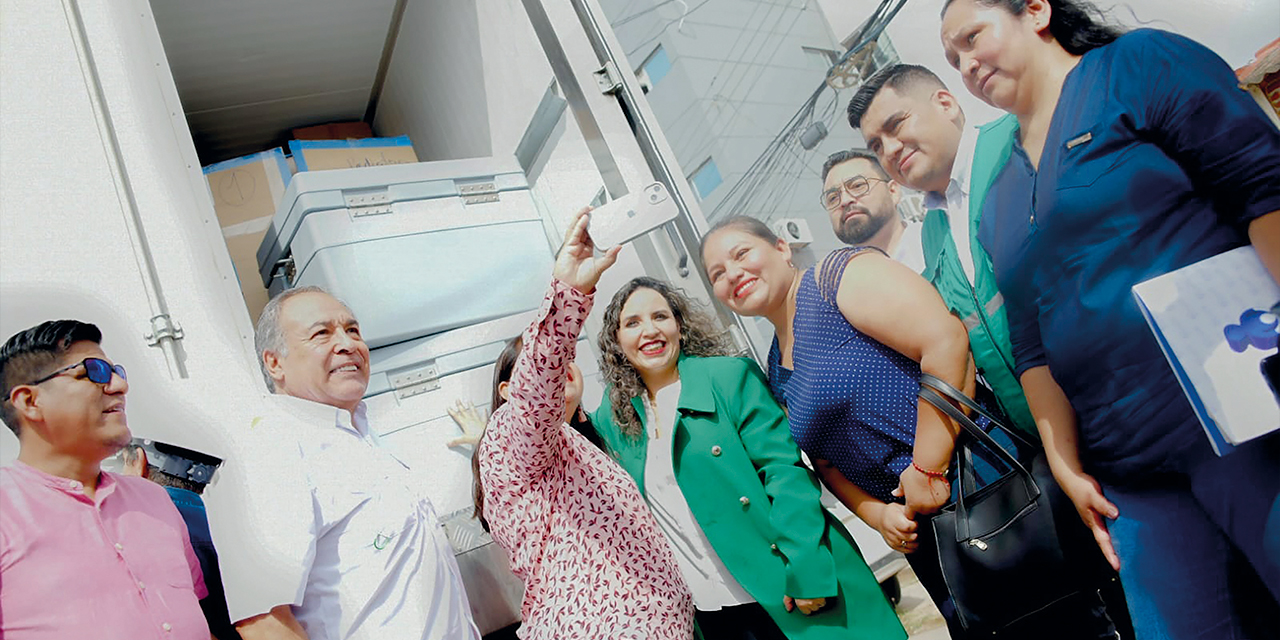 Autoridades estatales y locales reciben las vacunas en  el departamento de Santa Cruz. Foto:  Ministerio de Salud