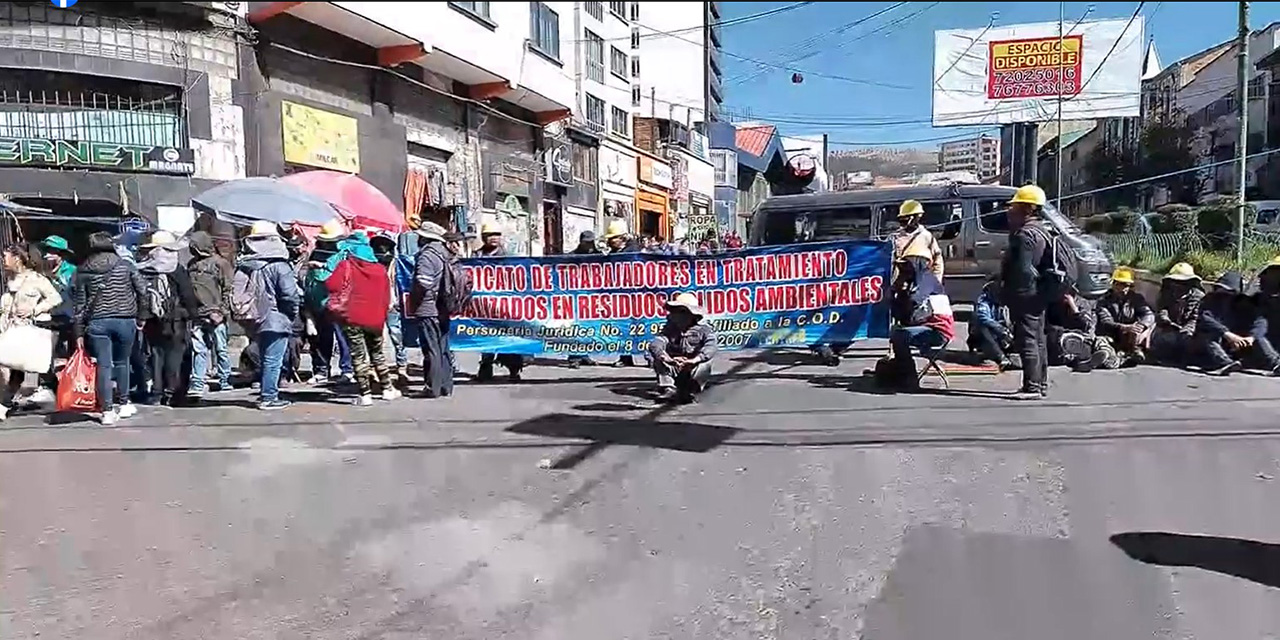 Trabajadores municipales protestan nuevamente en el centro de La Paz contra el alcalde Arias