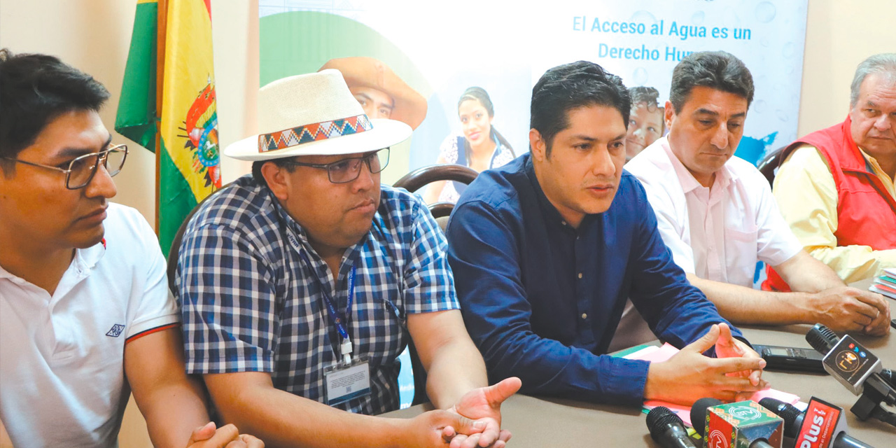 El ministro de Medio Ambiente y Agua (MMyA), Humberto Lisperguer, durante un contacto con los medios. Foto:  MMyA