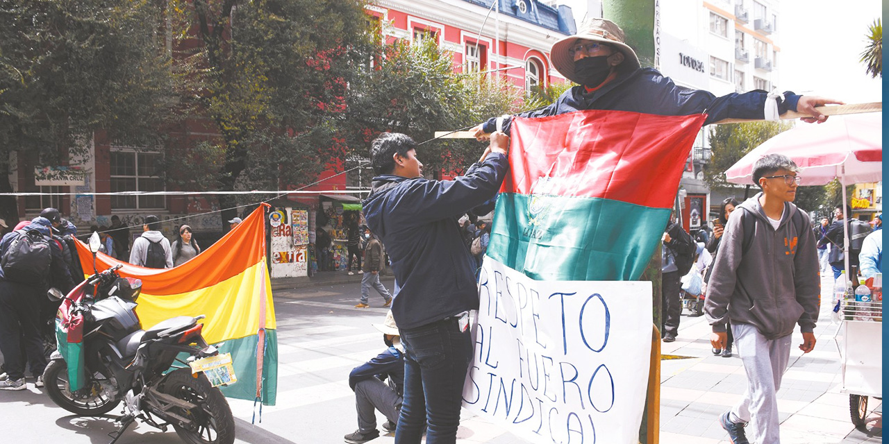 Los trabajadores municipales durante su medida de presión. Foto:  Ministerio de Salud