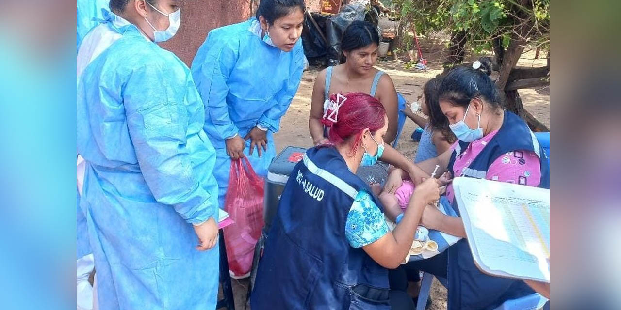 Un infante es vacunado por personal de salud.  | Foto: MSyD