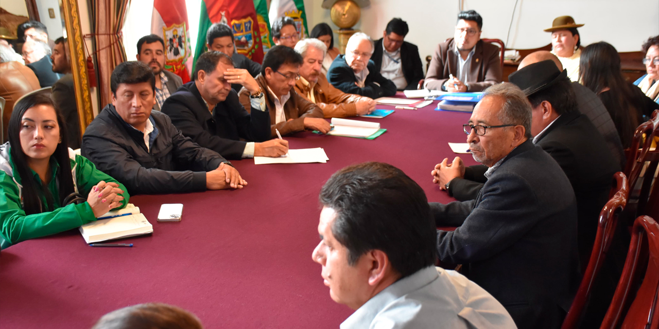 El encuentro entre integrantes de la Comisión y los representantes de los médicos y otros sectores el lunes. Foto: Jorge Mamani