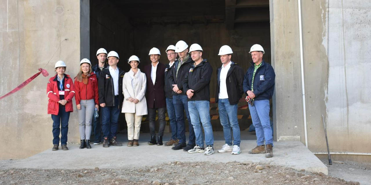 La comisión visitante en el lugar donde se construye el Reactor Nuclear de Investigación. | Foto: ABEN