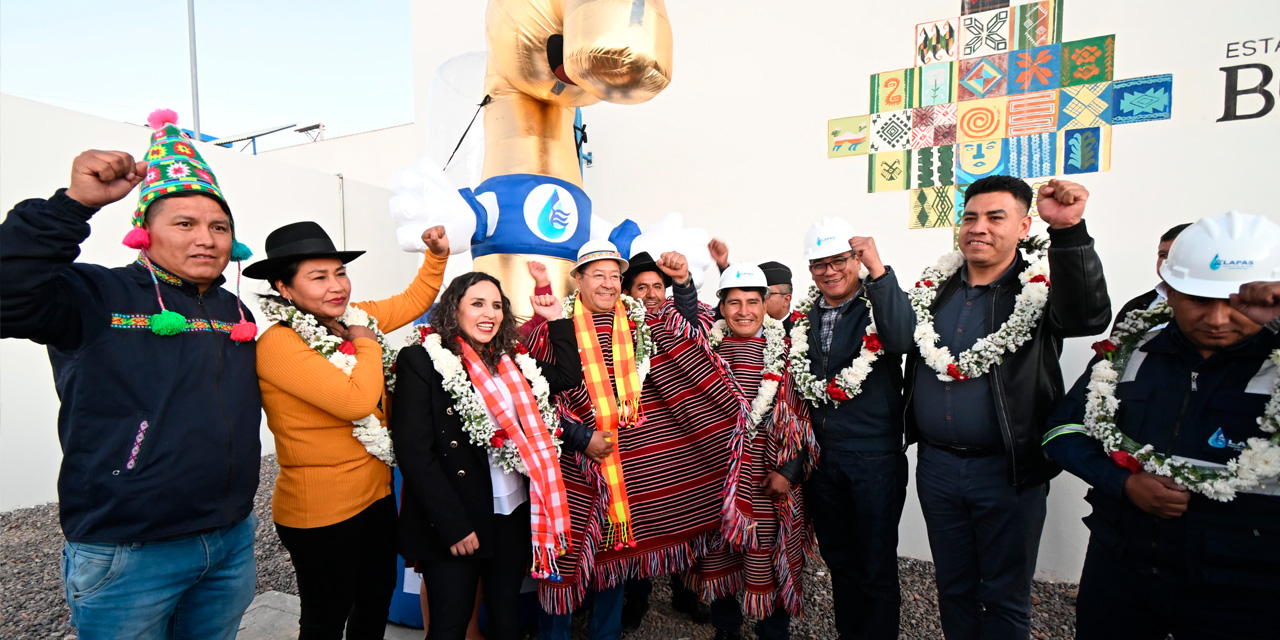 Autoridades nacionales, locales y departamentales junto al presidente Luis Arce en la inauguración de la Aducción Ñampuco - Los Ángeles B, en Sucre. Foto: Comunicación Presidencial