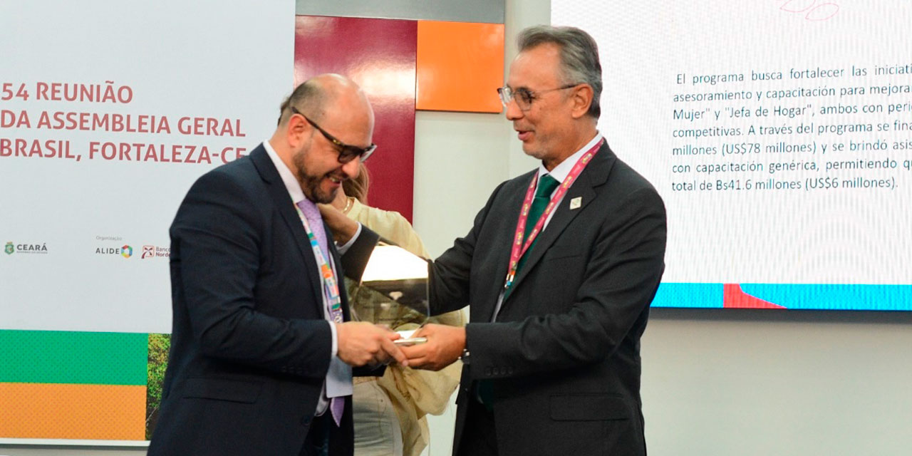 El gerente general del BDP, Ariel Zabala, recibe el galardón en el acto de premiación. Foto: BDP