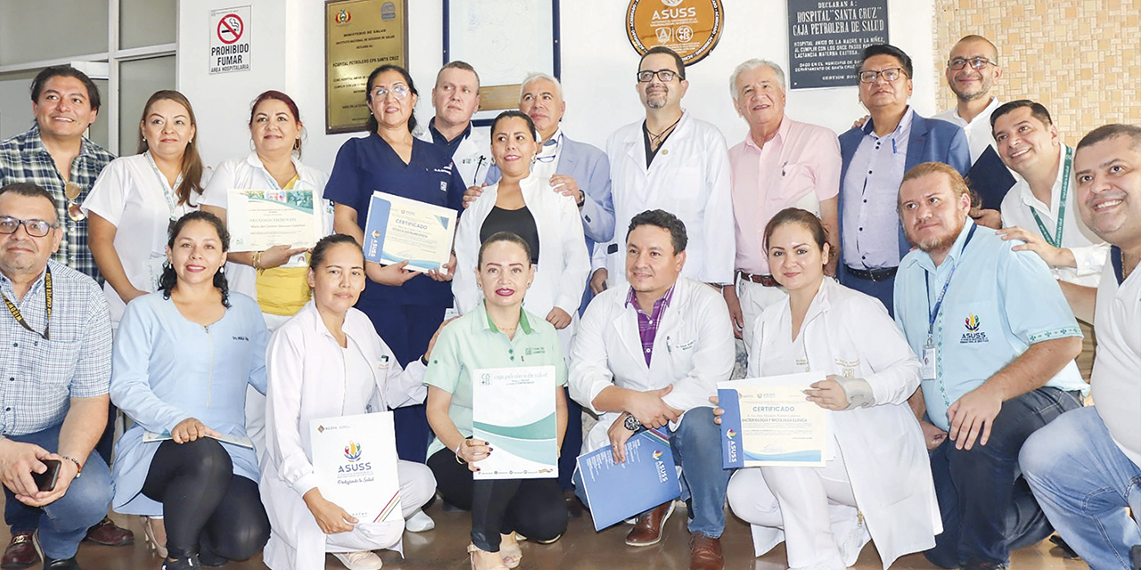 Autoridades estatales, locales y representantes de la entidad acreditada durante el acto oficial.  | Foto: Assus