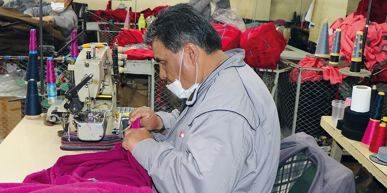 Trabajadores y sus sindicatos deben negociar el incremento salarial con sus empleadores. Foto: Archivo