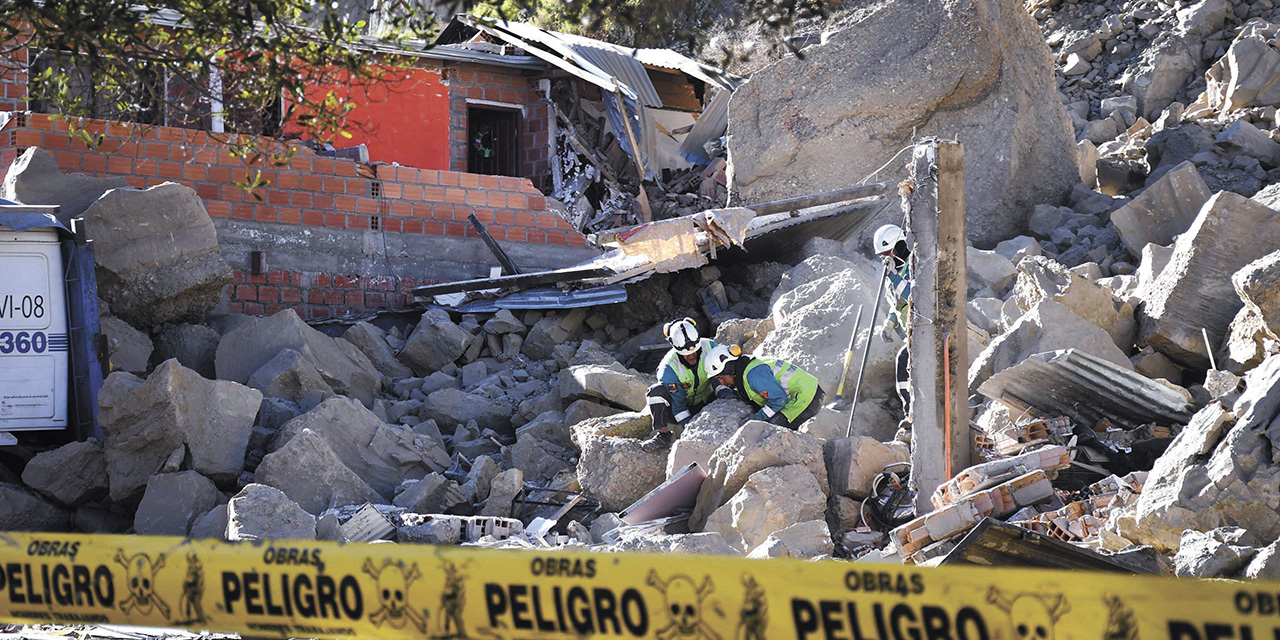 Un talud de cerca de 40 toneladas se deslizó en Achumani.  | Foto: APG